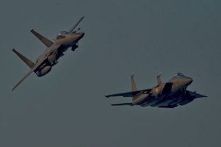 Srážku jihokorejských stíhaček zavinili piloti, za letu fotili a natáčeli - Seznam Zprávy