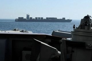 Poprvé po desetiletích. Američané vystřelili proti lodi z palubního děla - Seznam Zprávy