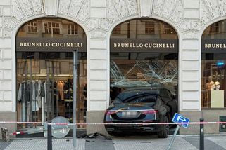 Seniorka s mercedesem vjela v Pařížské ulici do výlohy luxusního obchodu - Novinky