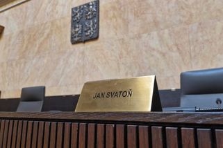 Rodinný přítel znásilnil 10letou dívku, ale justice razantně snížila odškodné. Zasáhl Ústavní soud - Novinky