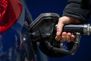 Vláda zvýšila stropy na ceny pohonných hmot - Novinky