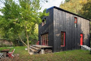 Chata na Kocábě je navržena tak, aby si v ní majitelé užili všechna roční období