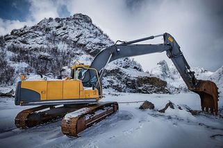 Bagrista v Norsku našel v zemi obří sumu peněz. Pocházet mohou ze staré loupeže - Novinky