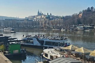Past na turisty je minulostí. Pod pražským Čechovým mostem bude zmrzlinárna - Novinky