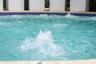 Dvanáctiletý chlapec se utopil před očima rodičů v hotelové vířivce v Itálii. Nohu mu vcucl filtrační otvor - Novinky