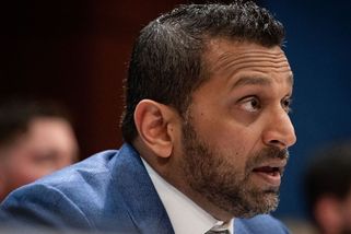 Ochranka ho musí budit. Americký časopis popsal problémy šéfa FBI s alkoholem - Novinky