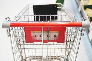 Zdražili a napsali k tomu sleva. Řetězce oprašují staré triky, pokuty stouply - Novinky