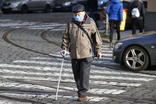 Desetitisícům důchodců hrozí, že při ukončení spoření přijdou o všechno - Novinky