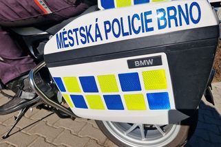 Muž v Brně nadýchal smrtící množství alkoholu, se strážníky přitom žertoval - Novinky