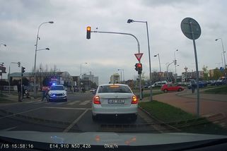 Dítě dvakrát vběhlo před houkající policejní auta v Mladé Boleslavi. Netečný chodec přihlížel - Novinky