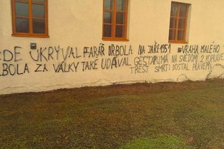 Babická fara a hanlivý nápis z covidové doby - Médium.cz