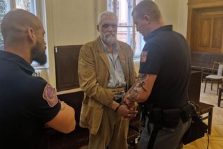 Bodnul na ulici muže, pak spěchal do cukrárny pro zákusky, protože měl narozeniny. Hrozí mu 20 let - Novinky