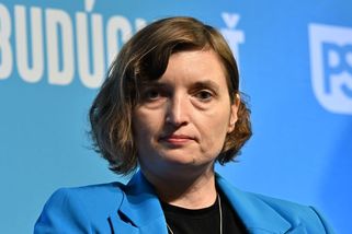 Poslankyně, kterou vykázali z jednání kvůli nálepkám na počítači, se obrátí na soud kvůli šikaně - Novinky