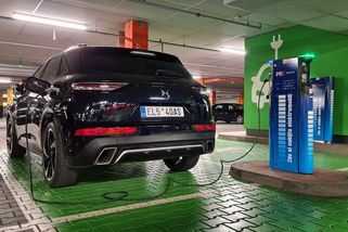 Hrozí kvůli elektromobilům blackout nebo spíše dojde benzín na pumpách? Obojí je nesmysl