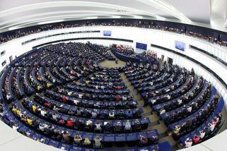 Stopne cena ropy „létající cirkus“? Čeští europoslanci by návrh podpořili - Seznam Zprávy