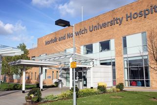 Při zákroku na klinice v Turecku přišel o všechny zuby. Muž z Británie spáchal sebevraždu - Novinky