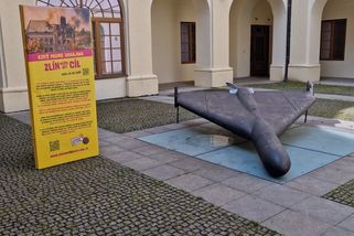 Mrazivé memento ve Zlíně: Na nádvoří zámku „přistál“ útočný dron Šáhid-136 - Novinky