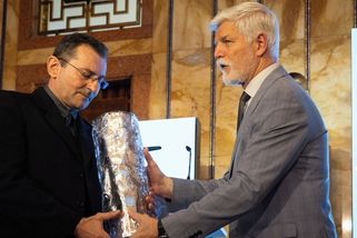 Prezident Pavel předal cenu kamarádovi