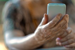 „Můžete pohnout, babi?“ Digitální svět vyhlásil seniorům válku, mladí už nemají soucit