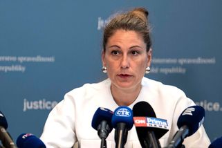 Prasárna, jste politická loutka. Dostávám kvůli vá...