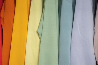 Lidé s nízkým sebevědomím podle psychologů volí určité barvy oblečení - Médium.cz