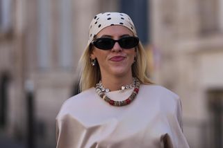 Módní inspirace z pařížských ulic: naučte se konečně nosit šátek - Novinky