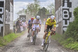 Pogačarovi triumf na Paříž-Roubaix opět unikl, ve finiši prohrál s Van Aertem - Sport.cz