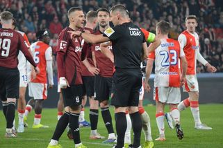 Rozhodčí Volek derby vesměs zvládl. Chorý mohl dostat žlutou, ale chyby byly i na druhé straně - Médium.cz