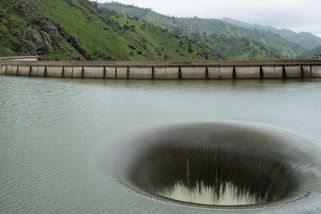 Emily se dokázala dvacet minut držet okraje 22metrové díry. Pak padala 60 metrů volným pádem - Médium.cz