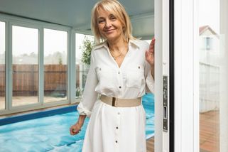 Jak bydlí Veronika Žilková? Už od mládí v tom samém domě. Z ruiny je dvougenerační dům s bazénem