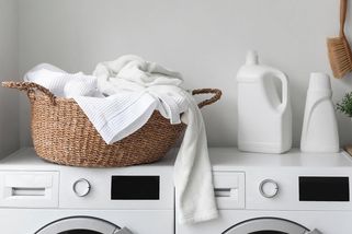 Aviváž a vonné perličky jsou zbytečné. 5 mýtů o praní, které vás stojí peníze i zdraví