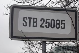 „Burešovo.“ Přes noc se změnily cedule obce Průhonice - Seznam Zprávy