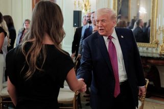 Trump sklízí kritiku za fotku s tenistkami, stoupl si před ně s dalšími muži - Seznam Zprávy