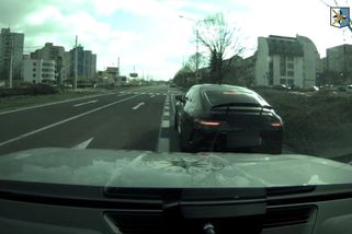 Neuvěřitelné. Muž ujížděl policii dvoustovkou a vzal to i přes chodníky ostravského sídliště - Novinky