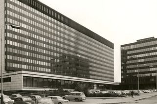 Legendární budovu Chemapolu za komunistů vyráběli u Říma, při stavbě vyhořela. Brzy ji srovnají se zemí