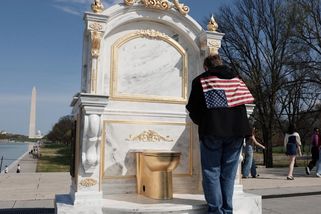 Poblíž Bílého domu se objevila maketa trůnu se zlatou toaletou. Autoři narážejí na Trumpovy rekonstrukční projekty - Novinky