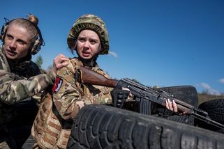 FOTO: Střílet se učí i ukrajinské děti - Novinky