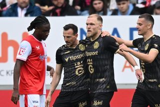 Divočina v Hradci Králové! Slavia poprvé v sezoně padla, po zkratu Bořila dohrávala v devíti - Sport.cz