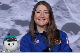 Jako první žena obletěla Měsíc. Teď se učí znovu chodit