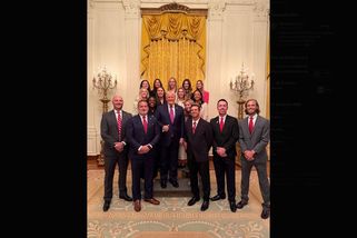 Gratulujeme, dámy, a teď si zalezte dozadu. Fotografie z Bílého domu sklízí kritiku - Novinky