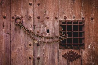 Stopovala nesprávné auto. Dívka přežila sedm let v temnotě, zachránila ji až překvapivá spojenkyně - Médium.cz