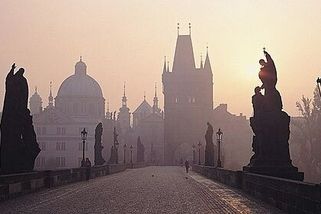 Staroměstská mostecká věž znázorňuje tři úrovně existence. Svět smrtelníků, králů a sféru nebeskou - Médium.cz