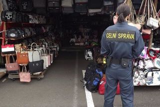 Celníci v proslulé tržnici na Chebsku zajistili padělky v hodnotě desítek milionů - Novinky
