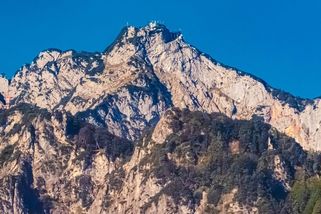 Neonacista uklouzl na vlhkém kořenu u bývalé Hitlerovy rezidence v Alpách a zřítil se do rokle. Je po smrti - Novinky