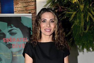 Eva Decastelo nezklamala. Na rozkvetlé louce pózuje jen v krajkových kalhotkách. Dokonalost sama, hodnotí fanoušci - Super.cz