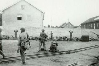 Masakr v Dachau: Když američtí vojáci po odhalení nacistických hrůz sáhli ke krvavé odvetě - Médium.cz