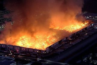 Pracovníkovi v Kalifornii nechtěli zvýšit plat, tak zapálil velkosklad s toaletním papírem. Škoda 10 miliard - Novinky