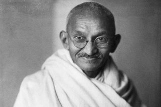 Každou noc s obnaženými dívkami v jedné posteli: Co se odehrávalo za dveřmi Gándhího ložnice - Médium.cz