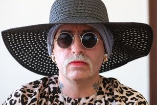 U Aše zadrželi uprchlého německého neonacistu, který se prohlásil za ženu - Novinky