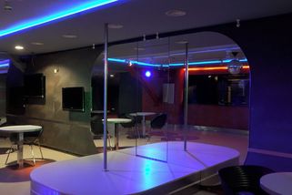 Vykřičený dům v Holešovicích je k pronájmu. Záběry ukazují, co prostory nabízejí - Novinky